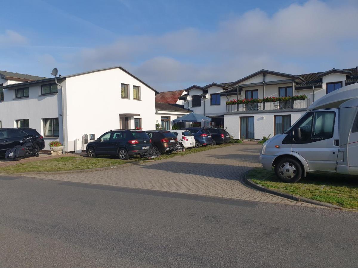 Hotel-Pension Pastow Garni Broderstorf Bagian luar foto