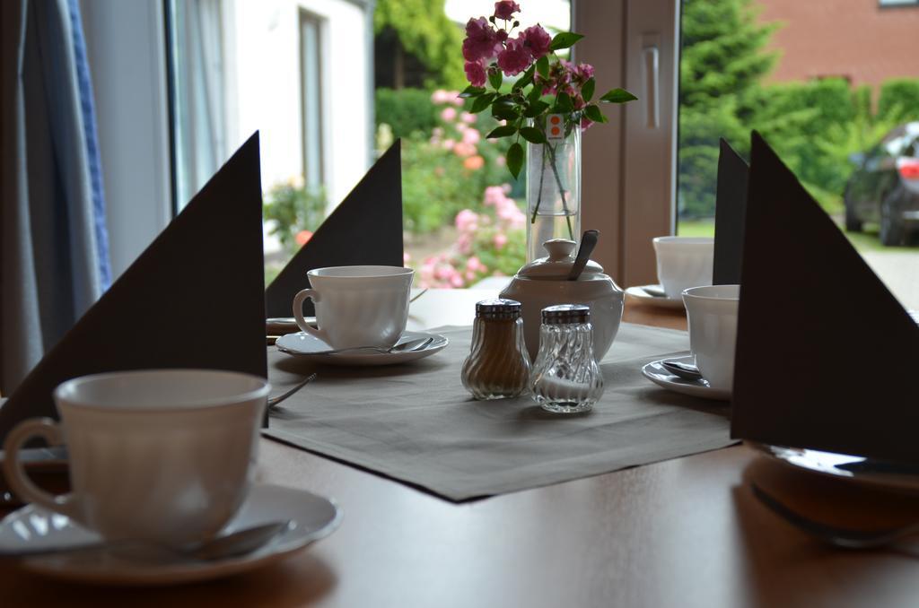 Hotel-Pension Pastow Garni Broderstorf Bagian luar foto