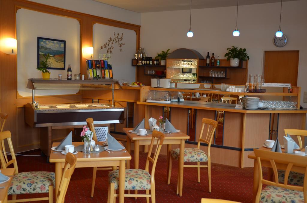 Hotel-Pension Pastow Garni Broderstorf Bagian luar foto