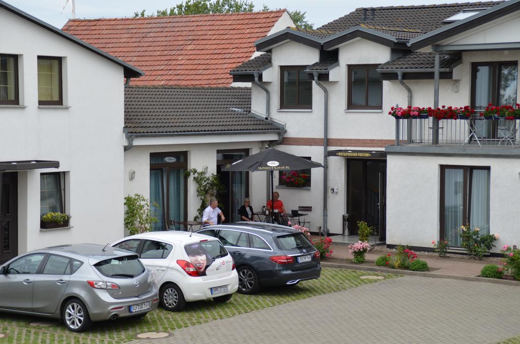 Hotel-Pension Pastow Garni Broderstorf Bagian luar foto