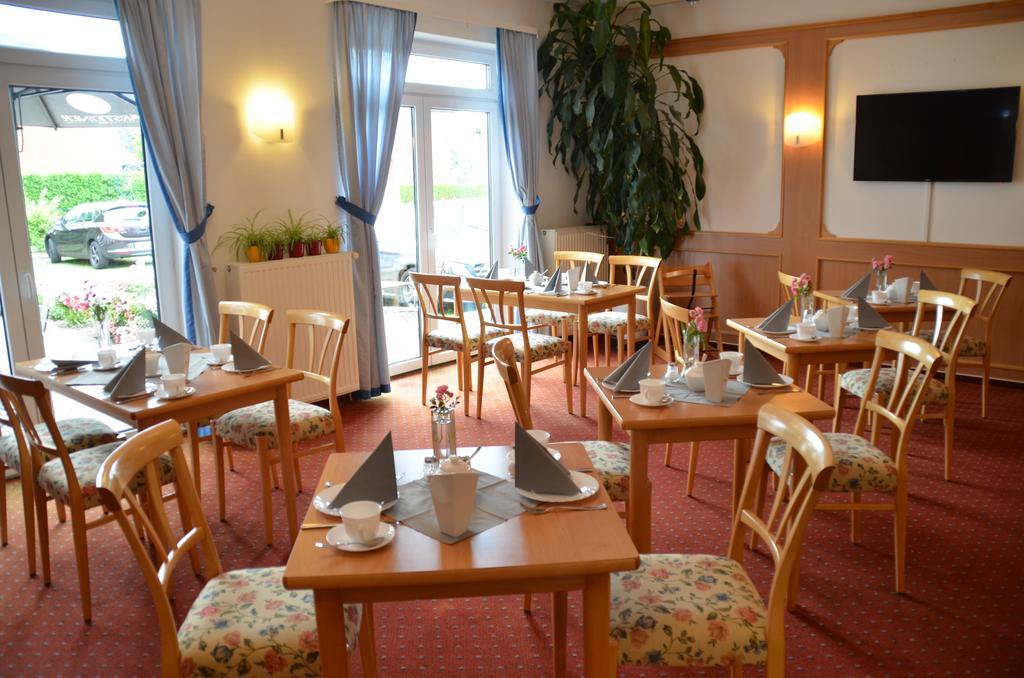 Hotel-Pension Pastow Garni Broderstorf Bagian luar foto