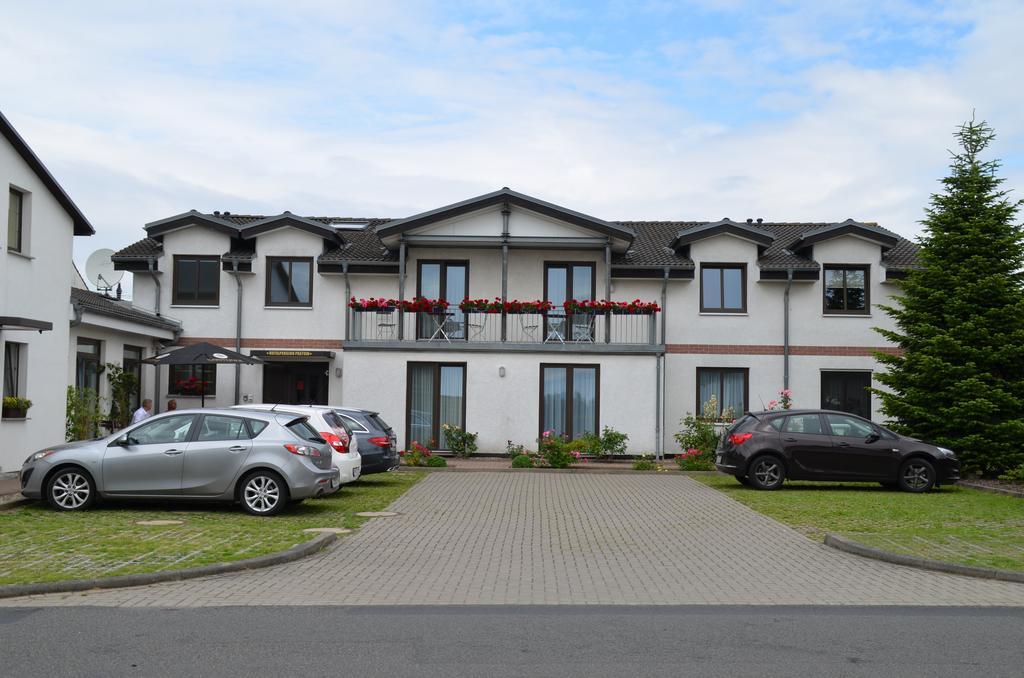 Hotel-Pension Pastow Garni Broderstorf Bagian luar foto
