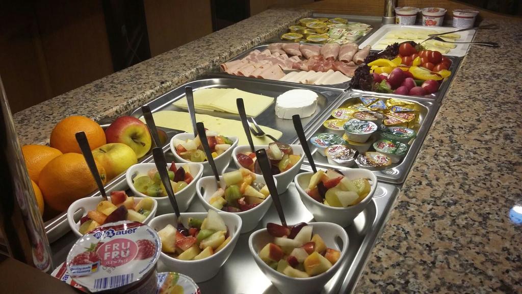 Hotel-Pension Pastow Garni Broderstorf Bagian luar foto