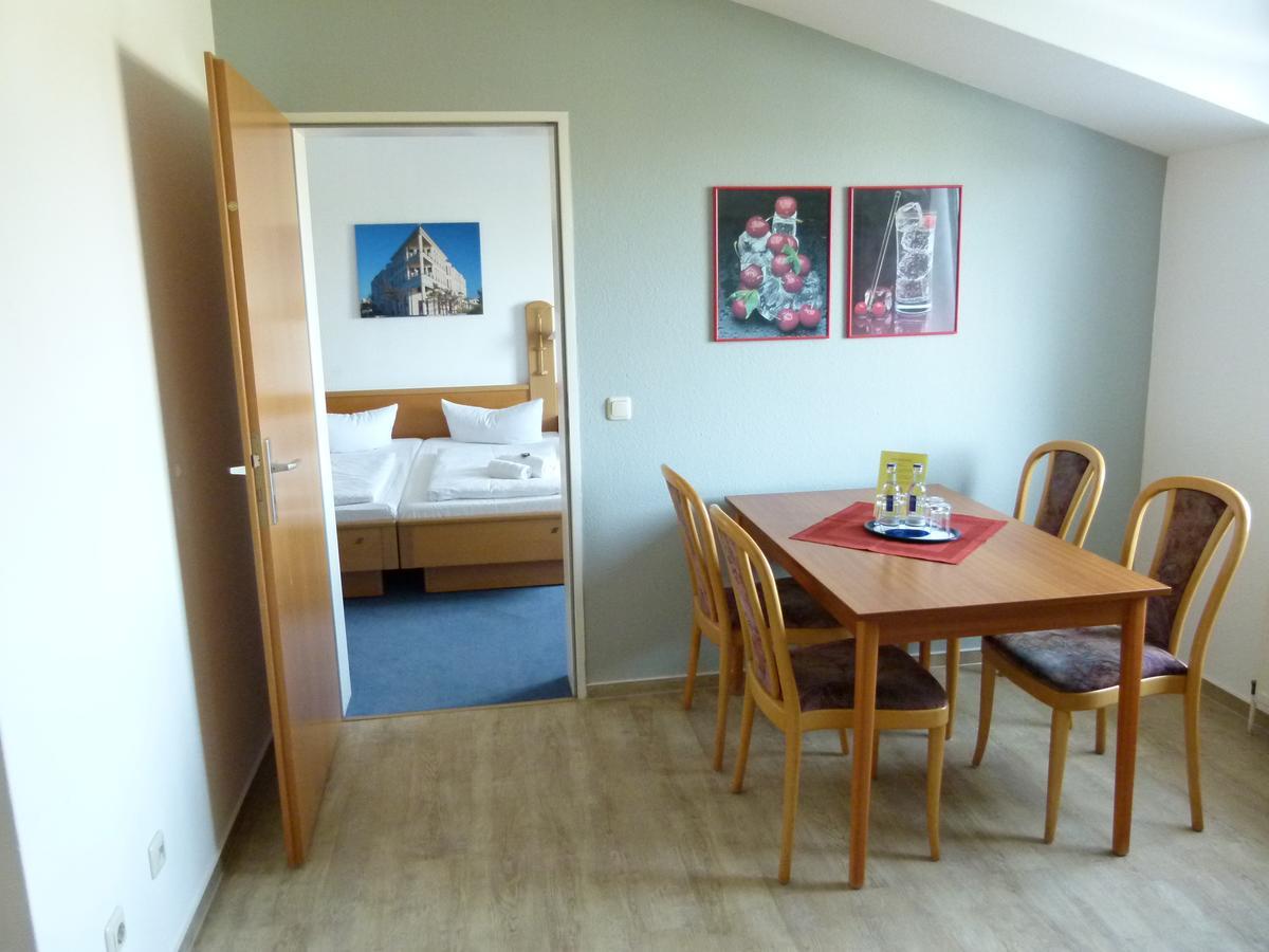 Hotel-Pension Pastow Garni Broderstorf Bagian luar foto