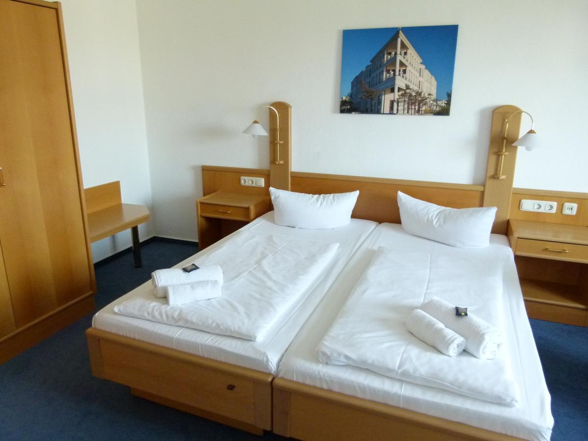 Hotel-Pension Pastow Garni Broderstorf Bagian luar foto