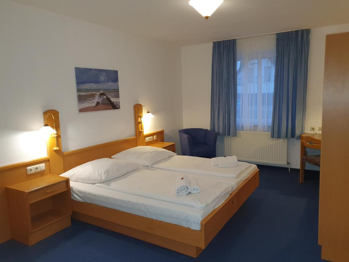Hotel-Pension Pastow Garni Broderstorf Bagian luar foto
